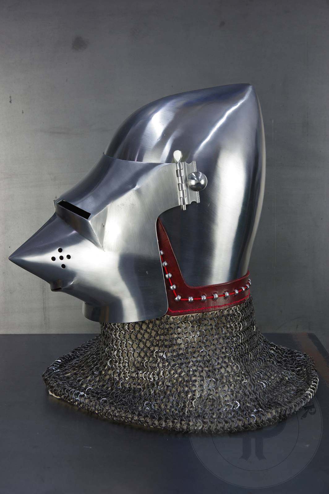 Helmet inspired by the Lyle bascinet from Royal Armouries in Leeds, formerly part of Churburg armoury. Material: 2 mm steel with 0,3 % carbon. Heat treatment: hardened and tempered up to 34 HRC. Weight 4,220 kg / Przybica starszego typu tzw. psi pysk wzorowana na oryginale z Royal Armouries w Leeds, poprzednio cz zbrojowni w Churburgu. Materia: stal 2 mm o zawartoci wgla 0,3%. Hartowany i odpuszczany do 34 HRC. Waga 4,220 kg.